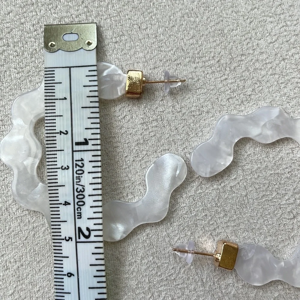 Squiggle white marble hoops
